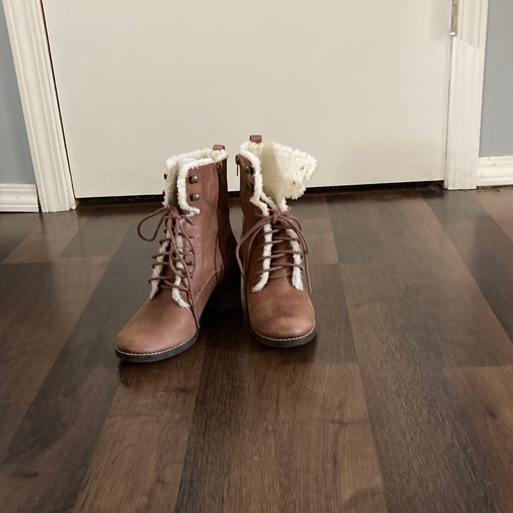 Lucky Brand Tan Lace-Up Boots with Shearling